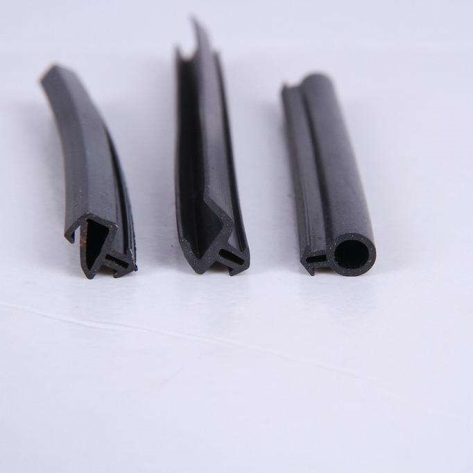 橡膠密封制品是指防止流體介質(zhì)從被密封裝置中泄漏，以防止外界灰塵、泥沙和空氣進(jìn)入被密封裝置內(nèi)部的橡膠制品