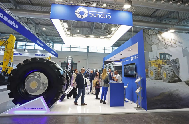 據(jù)了解，SAMOTER展覽會(huì)由維羅納展覽集團(tuán)主辦，是歐洲建筑機(jī)械三大展之一，自1989年創(chuàng)辦以來(lái)已成功舉辦多屆。本屆展覽會(huì)于5月3日至7日在意大利維羅納舉行，三角輪胎展位位于八號(hào)館C8展位，展出了多款適用于建筑設(shè)備行業(yè)的創(chuàng)新輪胎解決方案。