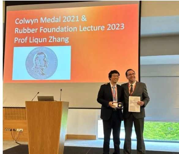 張立群院士成中國(guó)首位獲得Colwyn獎(jiǎng)?wù)碌南鹉z科學(xué)家