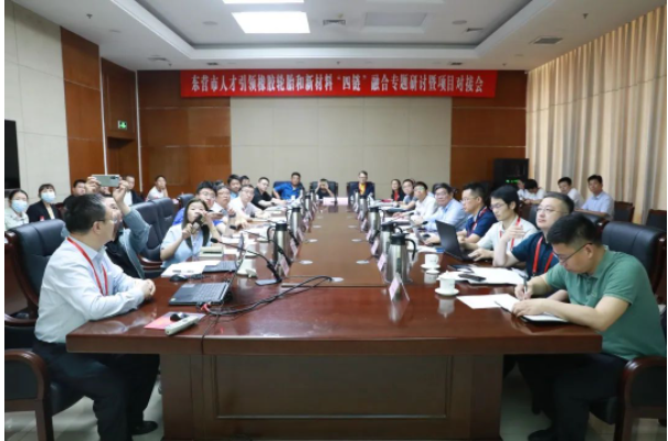 值得一提的是，俄羅斯自然科學(xué)院外籍院士、青島市政協(xié)副主席、青島科技大學(xué)教授、原副校長劉光燁，華南理工大學(xué)教授、聚合物新型成型裝備國家工程研究中心常務(wù)副主任何和智(中國工程院院士瞿金平代表)，青島科技大學(xué)廣饒橡膠工業(yè)研究院院長林廣義以及山東華盛橡膠有限公司總經(jīng)理趙瑞青共同為國家級先進(jìn)橡膠材料與高端綠色輪胎研究院(籌)揭牌。與會專家還作了專題報告。