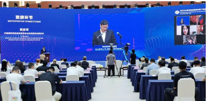 活動采用線上線下結(jié)合的方式進行，近50家中外企業(yè)共進行了55場一對一洽談和面對面交流。其中，8家山東輪胎制造企業(yè)和近40家俄羅斯采購商參與了專題推介和精準(zhǔn)對接。青島雙星輪胎工業(yè)有限公司、山東華盛橡膠有限公司等企業(yè)重點推介了自己的產(chǎn)品。