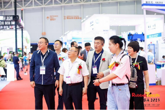 歷經(jīng)多年的探索和積累，大灣區(qū)橡膠技術展在擁有堅實行業(yè)基礎的同時，更兼顧華南當?shù)丶按鬄硡^(qū)橡膠行業(yè)產(chǎn)業(yè)結(jié)構(gòu)和特色，在首日的展出當中，機械類產(chǎn)品和非輪胎橡膠制品類企業(yè)成為了人氣頗高的明星。