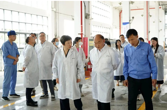 最后，與會(huì)代表參觀了黃山新力油墨有限公司的生產(chǎn)車間，親身了解了企業(yè)的生產(chǎn)情況和技術(shù)實(shí)力。