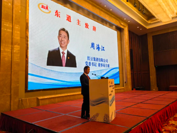   會議中，與會企業(yè)一致表示將同心協(xié)力，共同營造有利于輪胎行業(yè)健康發(fā)展的和諧環(huán)境，助力橡膠強(qiáng)國夢早日實(shí)現(xiàn)。在開幕致辭中，紅豆集團(tuán)黨委書記、董事局主席周海江表示，紅豆集團(tuán)的發(fā)展離不開堅(jiān)定不移聽黨話、感黨恩、跟黨走的方針。他還強(qiáng)調(diào)，企業(yè)除了加強(qiáng)黨建工作外，還要積極履行社會責(zé)任，促進(jìn)企業(yè)與自然和社會的和諧穩(wěn)定。紅豆集團(tuán)將以黨建引領(lǐng)企業(yè)發(fā)展，不斷推進(jìn)自主創(chuàng)新、自主品牌和自主資本等戰(zhàn)略，推動高質(zhì)量發(fā)展。