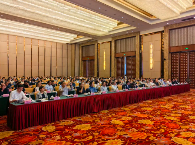 會議期間，代表們還參觀了通用股份半鋼胎“黑燈車間”。通用股份通過數(shù)字化探索和前瞻性布局，致力于打造低碳環(huán)保的4.0樣板工廠。這個無需照明條件下進(jìn)行生產(chǎn)的工廠實(shí)現(xiàn)了24小時(shí)不間斷生產(chǎn)，不僅實(shí)現(xiàn)了用工成本的節(jié)省，提升了生產(chǎn)效率，還降低了運(yùn)營成本。