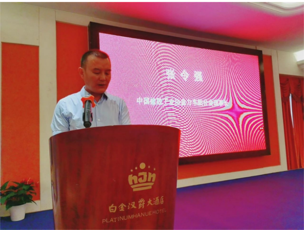 會議上，力車胎分會理事長、吉路爾輪胎總經(jīng)理張令強(qiáng)代表第十屆理事會作了2021～2023年工作報告。他指出，在新冠疫情、地緣政治沖突加劇、市場需求波動以及能源和原材料價格上漲等多重因素的影響下，力車胎分會在推動新技術(shù)自主研發(fā)與應(yīng)用、擴(kuò)大高端產(chǎn)品比例、踐行雙碳和雙循環(huán)戰(zhàn)略、培育人才和民族品牌、促進(jìn)產(chǎn)業(yè)鏈協(xié)作發(fā)展等方面做出了大量工作，并取得了一定成效。