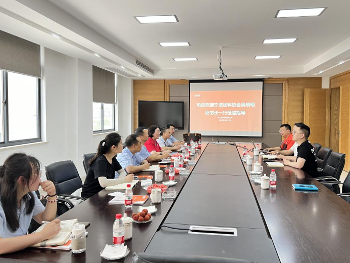 一大早，考察團(tuán)從寧波出發(fā)，馬不停蹄地前往寧海、臺(tái)州和北侖等地，全程參觀、觀摩和學(xué)習(xí)。他們受到了浙江尚品飛轎制漆有限公司董事長(zhǎng)林巧、浙江志強(qiáng)涂料有限公司總經(jīng)理助理盧宇峰以及寧波新安涂料有限公司總經(jīng)理胡錦平的熱情接待。