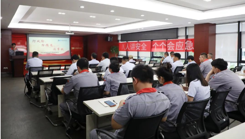 為進(jìn)一步推動(dòng)企業(yè)安全生產(chǎn)責(zé)任，提升安全管理水平，并響應(yīng)全國(guó)第22個(gè)“安全生產(chǎn)月”的號(hào)召，建新趙氏科技有限公司召開(kāi)了“2023年安全生產(chǎn)月啟動(dòng)會(huì)”。本次活動(dòng)以“人人講安全、個(gè)個(gè)會(huì)應(yīng)急”為主題，旨在提高全員的風(fēng)險(xiǎn)隱患排查整改質(zhì)量、安全意識(shí)和避險(xiǎn)逃生能力。