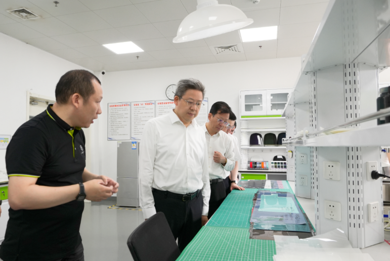 在考察結(jié)束前，吳新明書記表示政府將一如既往地支持納琳威/納科達(dá)在通州的發(fā)展布局，并鼓勵(lì)企業(yè)進(jìn)一步發(fā)揮優(yōu)勢，不斷推動技術(shù)革新，豐富產(chǎn)品結(jié)構(gòu)，牢牢占據(jù)在細(xì)分賽道上的競爭優(yōu)勢。他還強(qiáng)調(diào)，納琳威的發(fā)展將為通州區(qū)域經(jīng)濟(jì)發(fā)展貢獻(xiàn)力量。