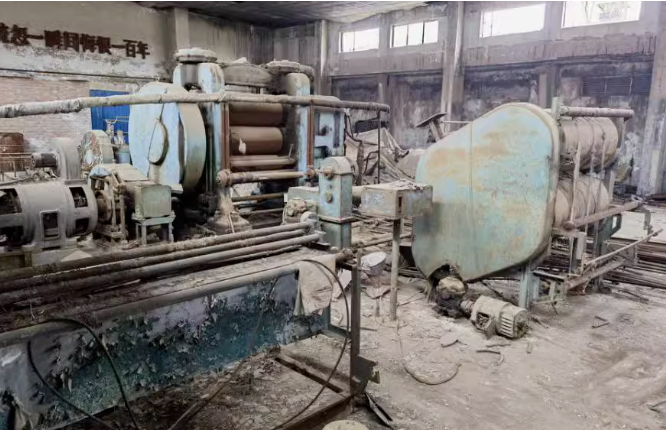 天津市西青區(qū)人民法院近日發(fā)布公告，宣布將于6月19日對(duì)天津津泰橡膠股份有限公司名下的一批機(jī)器設(shè)備進(jìn)行公開(kāi)拍賣(mài)。這批設(shè)備的起拍價(jià)為450萬(wàn)元，需繳納80萬(wàn)元的保證金。據(jù)了解，這些設(shè)備位于天津市西青區(qū)楊柳青鎮(zhèn)。