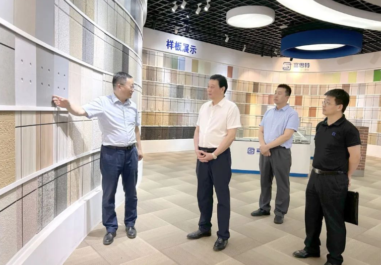 劉普軍會(huì)長(zhǎng)對(duì)富思特在產(chǎn)品研發(fā)創(chuàng)新和為客戶創(chuàng)造價(jià)值方面的努力給予了高度贊賞，并表示希望富思特在發(fā)展產(chǎn)品一體化的同時(shí)，繼續(xù)加大對(duì)服務(wù)一體化的投入，為涂料及涂裝行業(yè)提供更全面的保障，引領(lǐng)中國(guó)民族涂料品牌的快速發(fā)展。