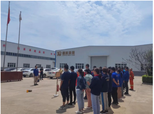 活動(dòng)中，安全負(fù)責(zé)人秦方亮傳達(dá)了高新區(qū)有關(guān)安全生產(chǎn)的文件精神，并提出了具體要求。首先，他強(qiáng)調(diào)了深入宣傳專(zhuān)項(xiàng)排查整治行動(dòng)的重要性，推動(dòng)各租賃戶(hù)落實(shí)安全責(zé)任，要求企業(yè)負(fù)責(zé)人帶頭組織重大事故隱患排查整治、全員履行安全生產(chǎn)崗位責(zé)任、對(duì)水、電、器等進(jìn)行排查整治、進(jìn)行事故應(yīng)急救援演練以及對(duì)企業(yè)生產(chǎn)經(jīng)營(yíng)活動(dòng)進(jìn)行排查整治。