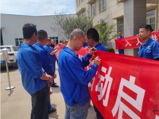 其次，他強(qiáng)調(diào)要進(jìn)一步抓實(shí)落實(shí)，貫徹安全生產(chǎn)的理念、法規(guī)和手段，確保責(zé)任層層落實(shí)，每個(gè)人、每個(gè)環(huán)節(jié)、每個(gè)細(xì)節(jié)都要承擔(dān)起安全生產(chǎn)的責(zé)任。此外，隨著氣溫的上升，他提醒大家要特別注意安全用電、防火防爆以及防暑防疲勞等方面的工作。