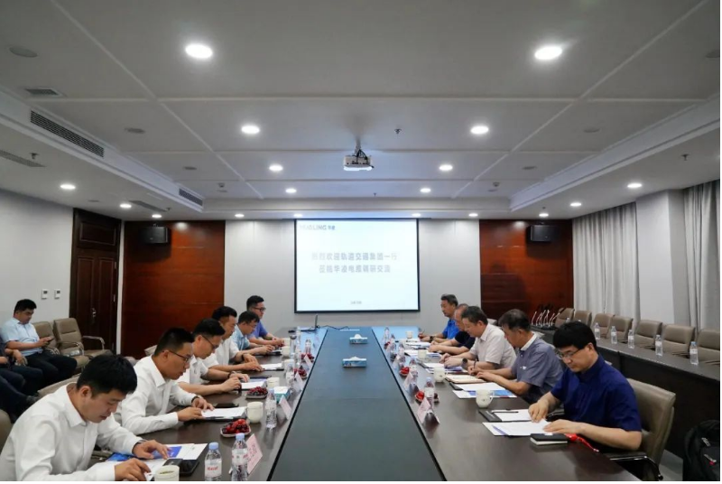 在座談會上，華凌電纜的副總裁兼董事會秘書王飛對外部董事的到來表示熱烈歡迎，并向他們介紹了華凌電纜的發(fā)展歷程、公司框架和經(jīng)營狀況等方面的情況。接著，華凌電纜的副總裁兼銷售總經(jīng)理董效柱向外部董事匯報了企業(yè)的經(jīng)營發(fā)展情況、銷售業(yè)績以及未來的工作思路。