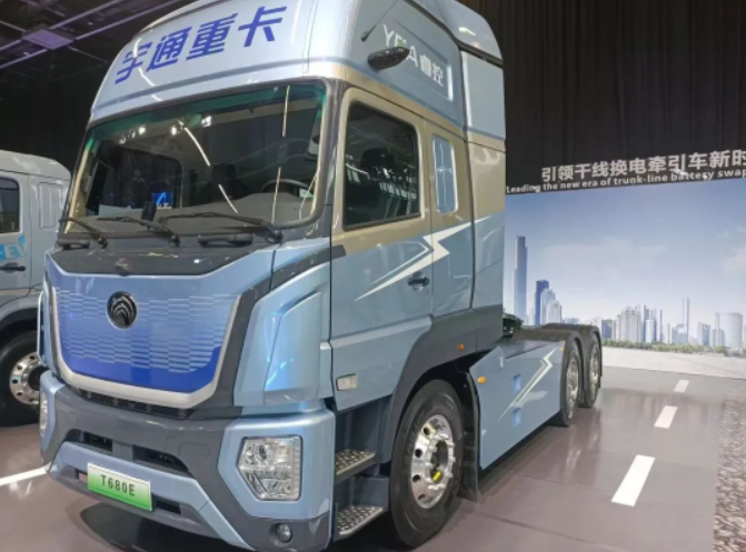 以“科技引領(lǐng) 穩(wěn)贏未來(lái)”為主題的宇通重卡全系新品上市發(fā)布會(huì)在鄭州隆重舉行。這是一場(chǎng)備受矚目的盛會(huì)，吸引了來(lái)自各行業(yè)的精英人士參與。賽輪集團(tuán)，作為唯一一家受邀參會(huì)的輪胎供應(yīng)商，為宇通重卡的新品提供了獨(dú)家配套服務(wù)。