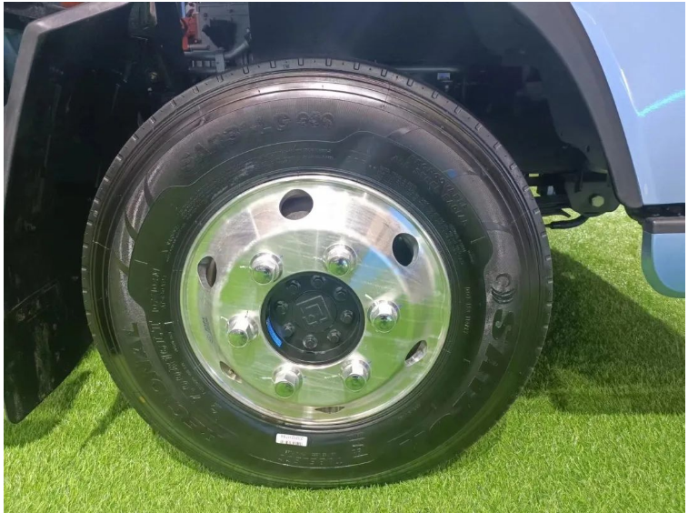 據(jù)了解，賽輪集團(tuán)與宇通集團(tuán)合作已有數(shù)年時(shí)間，雙方充分發(fā)揮各自的技術(shù)優(yōu)勢(shì)，在商用車(chē)等領(lǐng)域取得了顯著的成果。目前，賽輪集團(tuán)與宇通商用車(chē)、宇通輕型商用車(chē)、宇通客車(chē)專(zhuān)用車(chē)分公司、宇通礦用裝備有限公司等多個(gè)子公司實(shí)現(xiàn)了全面合作。作為這次合作的重要一環(huán)，賽輪集團(tuán)正與宇通集團(tuán)就新項(xiàng)目進(jìn)行高端液體黃金輪胎的匹配測(cè)試，為未來(lái)的深入合作奠定基礎(chǔ)。