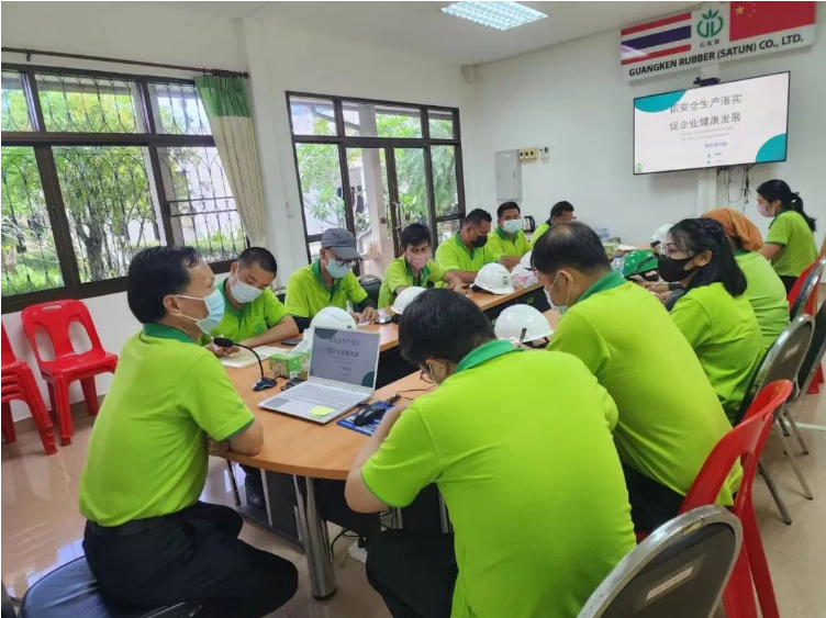 廣墾橡膠集團(tuán)公司所屬單位在全國第22個(gè)安全生產(chǎn)月中開展了一系列活動(dòng)，旨在深入學(xué)習(xí)貫徹黨的二十大精神，以推動(dòng)安全生產(chǎn)責(zé)任的落實(shí)。