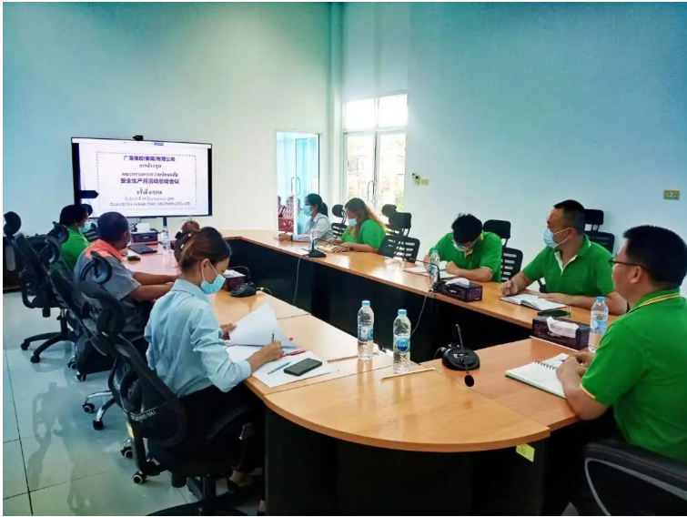 同樣在6月2日，泰國廣墾橡膠(泰南)公司組織了安全生產(chǎn)月活動(dòng)宣傳動(dòng)員會(huì)，會(huì)上學(xué)習(xí)宣傳了集團(tuán)公司的2023年安全生產(chǎn)月活動(dòng)方案，并觀看了生產(chǎn)安全事故警示教育片，還開展了安全生產(chǎn)簽名活動(dòng)。