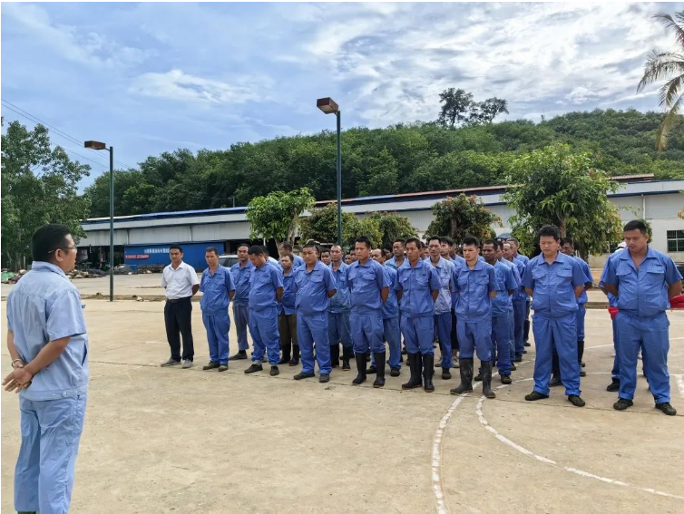 云南廣墾橡膠公司于6月1日舉行了“安全生產(chǎn)月”活動(dòng)啟動(dòng)儀式。該公司組織了所屬六家制膠廠的員工共230余人線上線下同步參加了啟動(dòng)會(huì)。在會(huì)上，云南公司董事長(zhǎng)王宜江具體部署了“安全生產(chǎn)月”活動(dòng)，并提出了今后安全生產(chǎn)工作的明確要求。與會(huì)人員還在現(xiàn)場(chǎng)與各制膠廠廠長(zhǎng)簽署了安全生產(chǎn)責(zé)任書，并在“安全生產(chǎn)月”主題橫幅上簽名承諾。