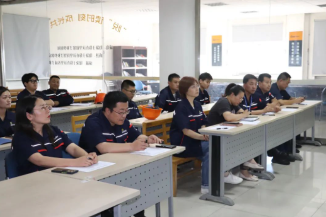 耐斯特炭黑有限公司舉行了一場別開生面的主題演講比賽，旨在推動公司的“安全生產(chǎn)月”主題活動。本次比賽以“人人講安全，個個會應急”為主題，共有來自公司各部門和車間的10位代表參賽。