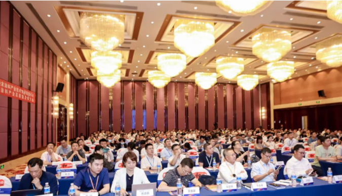 廣東省粉末涂料產(chǎn)業(yè)技術創(chuàng)新聯(lián)盟理事長、擎天材料科技有限公司董事長彭浩民介紹了廣東省粉末涂料產(chǎn)業(yè)技術創(chuàng)新聯(lián)盟的發(fā)展情況，并強調(diào)廣東省粉末涂料行業(yè)的重要性。他呼吁廣大粉末涂料企業(yè)堅定高質(zhì)量發(fā)展理念，加大研發(fā)力度，積極開發(fā)和推廣粉末涂料在新興應用領域的應用，并提出通過打造細分領域的絕對優(yōu)勢，實現(xiàn)行業(yè)的“專精特新”發(fā)展，為實現(xiàn)綠色科技的美好愿景貢獻力量。