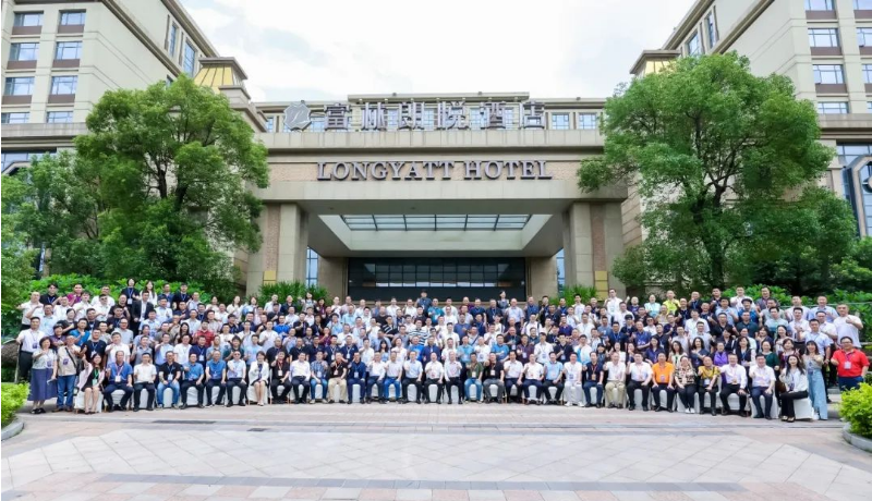 本次大會得到了多家企業(yè)的協(xié)辦和支持，各行業(yè)的專業(yè)人士和嘉賓之間展開了深入的交流與互動。通過這次盛會，環(huán)保涂料行業(yè)展示了其科技創(chuàng)新和發(fā)展的成果，為行業(yè)的高質(zhì)量發(fā)展搭建了一個重要的平臺。