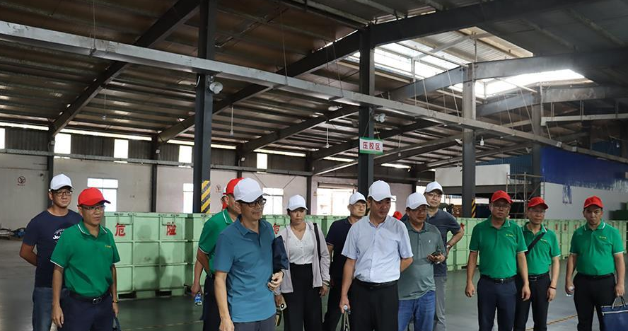 調(diào)研組一行走進(jìn)興洪生產(chǎn)車(chē)間，參觀了制膠廠高性能輪胎膠生產(chǎn)線(xiàn)，詳細(xì)了解了子午線(xiàn)輪胎用膠的工藝流程。在成品稱(chēng)重環(huán)節(jié)，景陽(yáng)公司的財(cái)務(wù)人員向調(diào)研組詳細(xì)講解了公司的原料收購(gòu)加工數(shù)字化集成系統(tǒng)，并進(jìn)行了實(shí)操演示。