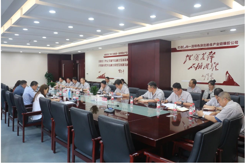 此次督查采用了現(xiàn)場檢查和座談交流相結(jié)合的方式，針對部分生產(chǎn)單位進行了全面細致的檢查。之后，召開了座談會。在座談會上，副總經(jīng)理寧博對公司當(dāng)前的安全環(huán)保工作進行了匯報，法務(wù)部負責(zé)人則介紹了公司的法務(wù)工作情況。隨后，張航偉從生產(chǎn)經(jīng)營、安全環(huán)保和法務(wù)工作等方面作了全面綜合的匯報。