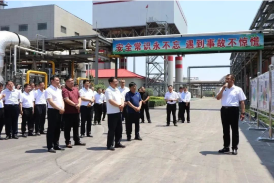 山西省太原市人大常委會(huì)副主任、清徐縣委書記王劍峰與縣委副書記、縣長(zhǎng)、清徐經(jīng)濟(jì)開發(fā)區(qū)黨工委書記李福貴帶領(lǐng)考察團(tuán)隊(duì)觀摩山西三強(qiáng)新能源科技有限公司煤基新材料項(xiàng)目的進(jìn)展情況。