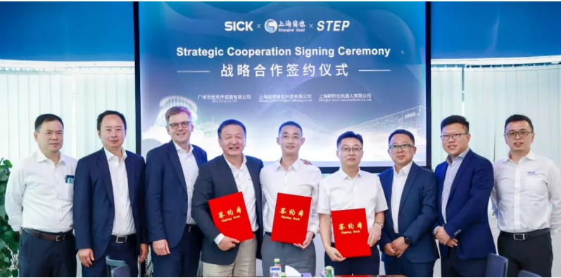 近日，新時(shí)達(dá)與國際知名傳感器品牌——德國SICK、輪胎激光刻字開創(chuàng)者——崮德智能在上海簽訂戰(zhàn)略合作協(xié)議，，旨在推動(dòng)橡膠輪胎行業(yè)的智能制造。