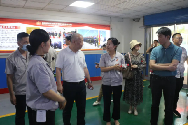 國(guó)家發(fā)展改革委一行到延長(zhǎng)石油西北橡膠公司調(diào)研