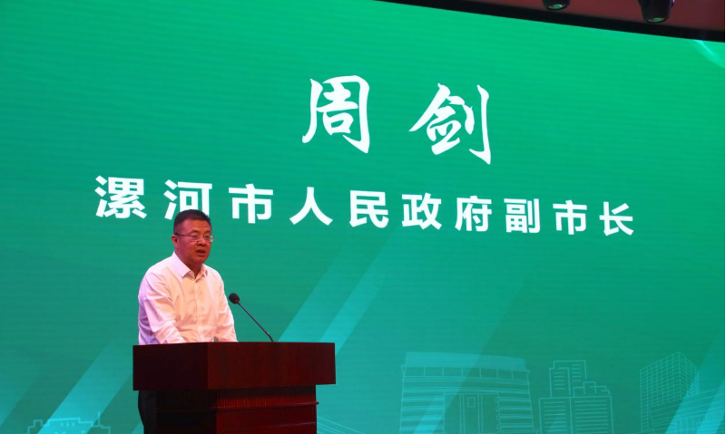 漯河市政府副市長周劍和區(qū)黨工委書記趙煥林也在簽約儀式上致辭。周劍表示，簽約各方應(yīng)發(fā)揮各自優(yōu)勢，整合資源，提升合作水平，共同推動經(jīng)開區(qū)液壓科技產(chǎn)業(yè)的發(fā)展壯大。趙煥林則指出，利通科技作為北交所上市企業(yè)和國內(nèi)液壓膠管龍頭企業(yè)，此次進軍產(chǎn)業(yè)產(chǎn)品延伸延展應(yīng)用的新領(lǐng)域，充分展現(xiàn)了公司將創(chuàng)新置于發(fā)展的核心地位。他希望通過此次簽約，實現(xiàn)強強聯(lián)合，重塑優(yōu)勢，實現(xiàn)行業(yè)領(lǐng)先。