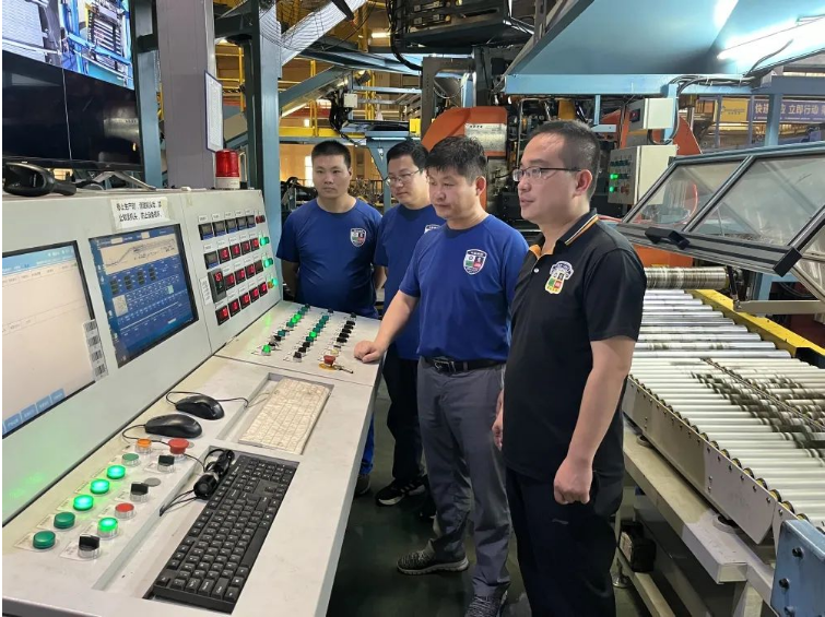 華盛橡膠集團(tuán)作為一家專注于橡膠產(chǎn)品和輪胎產(chǎn)業(yè)的高新技術(shù)企業(yè)，一直以來(lái)將產(chǎn)品質(zhì)量置于企業(yè)發(fā)展的核心位置。自2021年初以來(lái)，該集團(tuán)開(kāi)始全面推行QMC評(píng)審活動(dòng)，并借鑒了行業(yè)先進(jìn)集團(tuán)公司的質(zhì)量管理經(jīng)驗(yàn)，取得了顯著的效益。