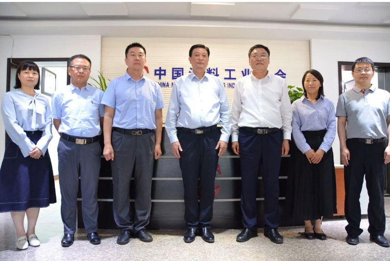 會(huì)議上，雙方還就2023年協(xié)會(huì)相關(guān)會(huì)議活動(dòng)、考察項(xiàng)目等進(jìn)行了交流。與會(huì)人員包括中國(guó)涂料工業(yè)協(xié)會(huì)副會(huì)長(zhǎng)丁艷梅、秘書長(zhǎng)劉杰，副秘書長(zhǎng)趙中國(guó)、齊祥昭、樊森、徐艷以及濮陽(yáng)市人大常委會(huì)相關(guān)領(lǐng)導(dǎo)。這次座談會(huì)為雙方進(jìn)一步加強(qiáng)合作提供了寶貴的機(jī)會(huì)。