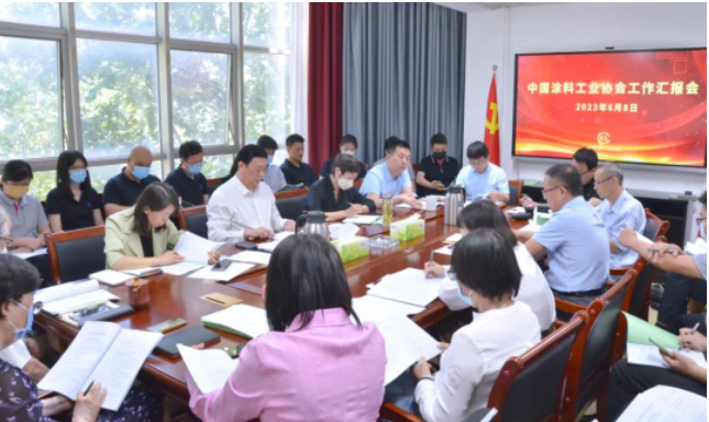 劉普軍會長要求下一步工作要有緊迫感，突出重點，做好統(tǒng)籌規(guī)劃，充分履行職責。他強調(diào)全體協(xié)會人員應團結(jié)合作，以高標準、高質(zhì)量完成各項工作任務，為協(xié)會工作開創(chuàng)新局面貢獻力量。劉普軍會長還對未來的發(fā)展充滿信心，并呼吁大家共同努力，推動中國涂料行業(yè)實現(xiàn)更加輝煌的發(fā)展。