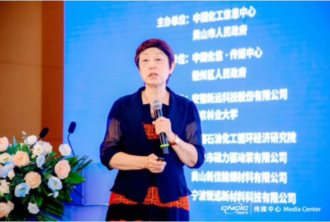 孫蓮英在報告中指出，涂料作為環(huán)氧樹脂的重要應(yīng)用領(lǐng)域，在促進環(huán)氧樹脂行業(yè)的發(fā)展中起到了舉足輕重的作用。根據(jù)2023年一季度的數(shù)據(jù)顯示，全行業(yè)涂料產(chǎn)量約為731.6萬噸，主營業(yè)務(wù)收入總額約達914.54億元，利潤總額約為39.75億元。