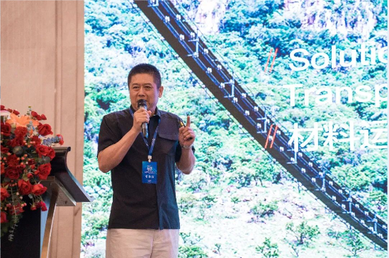 圍繞輸送帶產(chǎn)品全生命周期管理，雙箭股份已在研發(fā)端、材料端、產(chǎn)品端、系統(tǒng)方案提供端和回收端有所建樹。在專題講座環(huán)節(jié)，雙箭股份的技術(shù)總監(jiān)葉楊政、研發(fā)中心主任莊炳建以及多貝瑪亞運(yùn)送系統(tǒng)有限公司的市場(chǎng)運(yùn)營(yíng)總監(jiān)于波詳細(xì)介紹了智能輸送帶、低滾阻輸送帶、芳綸繩輸送帶、長(zhǎng)距離氣墊式輸送帶和復(fù)雜地形索道輸送帶等產(chǎn)品，并就其優(yōu)勢(shì)和應(yīng)用案例進(jìn)行了解答。