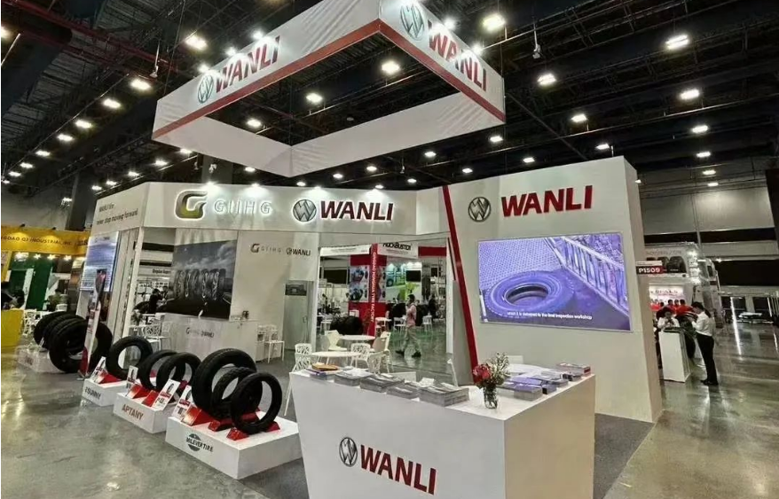 萬力輪胎是其中一家中國企業(yè)，在本屆展會上重點(diǎn)展示了全鋼中長途輪胎SDR800和全路況越野胎SU006兩款明星產(chǎn)品。SDR800是一款卡車中長途系列驅(qū)動(dòng)輪輪胎，通過加寬胎面、深花紋和專用耐磨配方設(shè)計(jì)，提高了輪胎的耐磨性能和行駛里程。SU006適用于全路況越野車輛，采用了虎牙狀的仿生學(xué)花紋塊和變節(jié)距肩花設(shè)計(jì)，具備卓越的山地和越野性能。