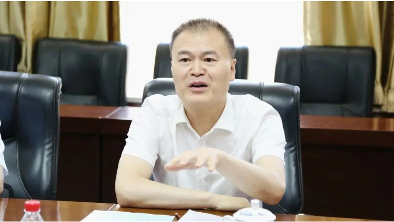 張占成表示，近年來，中鐵裝備與北橡院合作密切，共同推動了超大型隧道工程機械主驅(qū)動密封產(chǎn)品的研發(fā)，并取得了豐碩成果?？紤]到北橡院團隊出色的政治素質(zhì)和強大的創(chuàng)新能力，中鐵裝備將北橡院選為“廉能合作單位”。今天的簽約儀式標(biāo)志著雙方的合作進入新階段，開啟了合作發(fā)展的新篇章。張占成希望通過戰(zhàn)略合作，共同打造雙方合作的新格局。