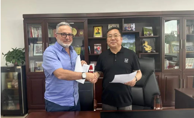 據(jù)了解，朝陽(yáng)新長(zhǎng)征輪胎與科特迪瓦的輪胎采購(gòu)商已經(jīng)建立了超過(guò)20年的合作關(guān)系。這次會(huì)面不僅加強(qiáng)了雙方的商業(yè)聯(lián)系，還達(dá)成了一項(xiàng)重要的協(xié)議。雙方簽署了一份近17個(gè)貨柜的外貿(mào)訂單，訂單金額高達(dá)數(shù)十萬(wàn)美元。