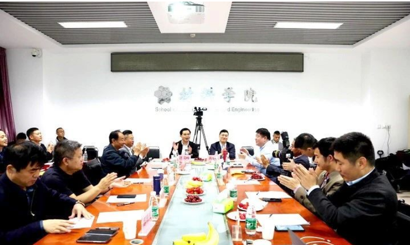 由北京理工大學材料學院主辦的廢舊輪胎受控熱解及高品質(zhì)炭黑制備技術(shù)研討會在北京成功舉行。來自生態(tài)環(huán)境部固體廢物與化學品管理技術(shù)中心、中國環(huán)境科學院、南開大學環(huán)境科學與工程學院、清華大學能源與動力工程系、中國標準化研究院資源環(huán)境分院的相關(guān)專家，以及山東菏澤市和單縣相關(guān)部門及企業(yè)代表，齊聚一堂，就廢舊輪胎轉(zhuǎn)化利用的現(xiàn)狀、問題與解決方案展開深入研討。