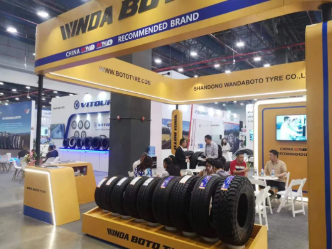 據(jù)了解，來自秘魯、哥倫比亞、厄瓜多爾、巴拉圭、波多黎各、墨西哥、危地馬拉、尼加拉瓜、智利、委內(nèi)瑞拉等36個國家的客戶紛紛前來洽談和交流。萬達(dá)寶通輪胎憑借卓越的產(chǎn)品品質(zhì)和完善的銷售服務(wù)網(wǎng)絡(luò)，深受當(dāng)?shù)叵M(fèi)者的認(rèn)可，品牌影響力和美譽(yù)度與日俱增。