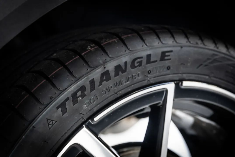 這款輪胎采用了三角輪胎最新一代的超高性能胎冠配方技術(shù)，能夠在任何駕駛條件下實(shí)現(xiàn)最大化的抓地力。同時(shí)，輪胎的縱向花紋溝靜音技術(shù)確保了最高級(jí)別的聲學(xué)舒適度，讓駕駛EffeXSport TH202更加舒適。