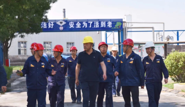 黑貓股份黨委副書記、董事長(zhǎng)、總經(jīng)理魏明到韓城黑貓公司進(jìn)行調(diào)研指導(dǎo)工作。