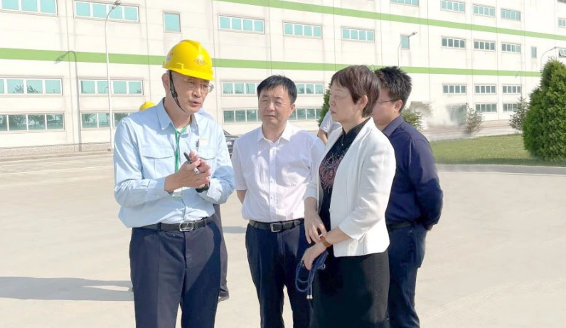 在盤錦市商務(wù)局局長王學(xué)林的陪同下，孫蓮英名譽(yù)會(huì)長還考察了遼濱經(jīng)開區(qū)管委會(huì)、遼濱經(jīng)開區(qū)5G智慧園區(qū)管控中心、華錦公司精細(xì)化工及原料工程項(xiàng)目指揮部、盤錦港以及長春集團(tuán)盤錦石化基地等地。