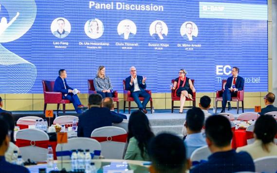 巴斯夫涂料業(yè)務部大中華區(qū)汽車修補漆部門全球峰會在廣東江門舉行，行業(yè)各界重要人士齊聚一堂，共同探討未來的發(fā)展方向。