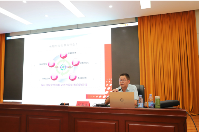 據(jù)了解，劉玉成老師針對八億橡膠公司的實際情況，詳細講解了中層管理人員應(yīng)具備的安全管理方面的知識、技能以及如何提升他們的安全管理能力。他對公司的安全管理工作提出了一系列建議和要求，包括制定完善的安全管理制度、加強隱患排查和整改、加強事故應(yīng)急預(yù)案的編制和演練等。