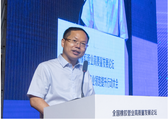 會(huì)議期間，中國(guó)橡膠工業(yè)協(xié)會(huì)副會(huì)長(zhǎng)兼秘書(shū)長(zhǎng)雷昌純代表協(xié)會(huì)致辭，指出中國(guó)膠管產(chǎn)業(yè)近年來(lái)取得了顯著的提升，但仍面臨全球經(jīng)濟(jì)形勢(shì)不確定和國(guó)內(nèi)需求不足等挑戰(zhàn)。他希望與會(huì)者充分利用論壇平臺(tái)進(jìn)行交流，共同研討行業(yè)面臨的挑戰(zhàn)，并助力膠管行業(yè)實(shí)現(xiàn)綠色、創(chuàng)新和高質(zhì)量發(fā)展。