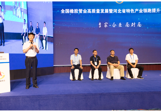 本次論壇還安排了“專(zhuān)家-企業(yè) 面對(duì)面”互動(dòng)環(huán)節(jié)，由青島科技大學(xué)高分子科學(xué)與工程學(xué)院院長(zhǎng)、橡塑材料與工程教育部重點(diǎn)實(shí)驗(yàn)室主任閆業(yè)海主持，來(lái)自青島科技大學(xué)高分子科學(xué)與工程學(xué)院的孫舉濤、鄧濤、翟俊學(xué)、吳明生四名專(zhuān)家為現(xiàn)場(chǎng)的膠管及相關(guān)企業(yè)進(jìn)行了答疑解惑，通過(guò)院校專(zhuān)家與企業(yè)代表的互動(dòng)，在一定程度上幫助企業(yè)解決了生產(chǎn)及研發(fā)過(guò)程中遇到的困難，同時(shí)也為大家提供了解決問(wèn)題的思路。