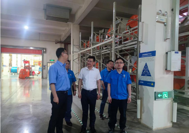 貴陽市貴州省工投公司的黨委副書記兼總經(jīng)理唐建日前前往貴州輪胎股份有限公司，進(jìn)行了一次安全生產(chǎn)宣講活動(dòng)。貴州輪胎股份有限公司主要領(lǐng)導(dǎo)及中層干部，參加此次宣講。